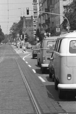 Autoverkehr in der Haid-und-Neu-Straße