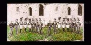 Offiziere und Soldaten in Uniform