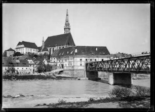 Österreich, Steyr. Brücke über Enns mit Neutor und Stadtparrkirche