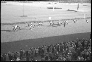 Hoppegarten: Pferde werden vorgeführt, von der Tribüne aus