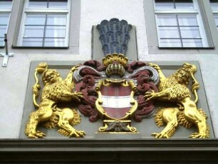 Rathaus-Portal-Wappenkartusche im Detail