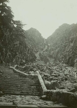 Provinz Schan-tung (Shandong), China. Treppe mit 6000 Stufen auf den Tai-schan, Wallfahrtsort mit Buddhisten-Tempel