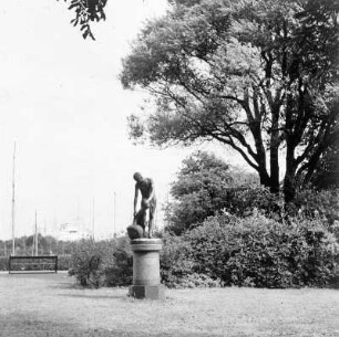 Statue Efter Badet im Churchill-Park : Dänemark, Kopenhagen. Skulptur "Efter badet" von Carl Aaarsleff (1852-1918)