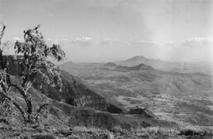 Gebirgslandschaft : Blick vom Hauptgipfel des Gara Muleta-Gebirges gegen Süden: Bergkamm des Gara Falti, weitere Erhebungen des Gebirges sowie Talblick.