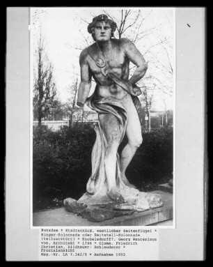 Ringer-Kolonnade & Reitstall-Kolonnade — Statue