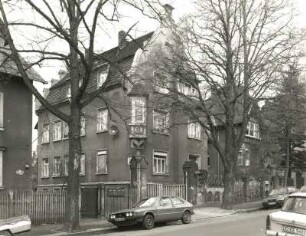 Dresden-Trachau, Wilder-Mann-Straße 57. Villa (A.20.Jh.). Straßenansicht mit Einfriedung