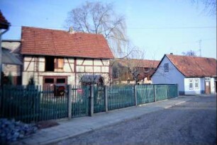Ortsstraße und Gebäude