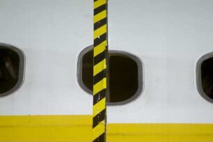 Air Maintenance Services; AMS; Firma; Betrieb; Inspektion; Wartung; spezialisiert auf Flugzeug-Recycling; Airbus; A 300; A300; Airbase Ahlhorn; Ahlhorn; Entsorgung. Ahlhorn, 2006, hier: zersägter Rumpf