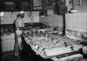 Dresden-Altstadt, Webergasse 35. Feinbäckerei und Conditorei Firma "Hermann Angermann", Inhaber Franz Seraph Schmid. Christstollenbäckerei. Backstube (Teilansicht). Die Stollen sind geformt und fertig für den Gärprozess