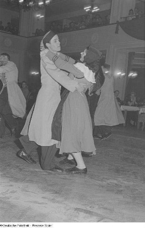Tanzende Paare in Tracht
