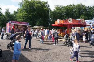 Bad Oldesloe: Kindervogelschießen: Exer, Blickrichtung Süden: Festplatz mit Besuchern, Karussell und Lusbude: 13. Juli 2023