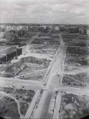 240° Panorama, Bild 5 von 9. Blick entlang der Lobeckstraße vom Landwehrkanal über die Freifläche Ritterstraße Richtung Otto-Suhr-Siedlung. Berlin-Kreuzberg, Wassertorstraße
