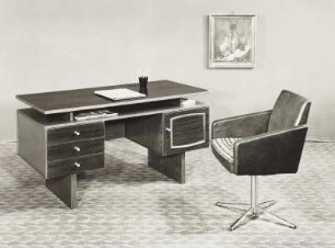 Schreibtisch (Modell 1900) und Drehsessel (Modell 2169) (1979; VEB Möbelkombinat Zeulenroda-Triebes (ZEUTRIE))