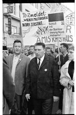 Kleinbildnegativ: Vietnam Demonstration, G. Stolle und R. Dutschke, 1967