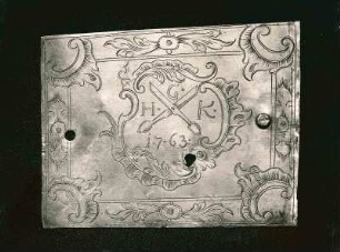 Messingschild eines Schneiders am Kirchenstuhl, 1763