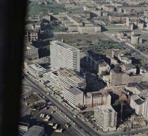 Luftaufnahme, Blick von Süd-Osten auf das Appartementhaus Excelsior-Center. Berlin-Kreuzberg, Stresemannstraße 68-84