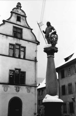 Staufen: Brunnenfigur mit Schnee