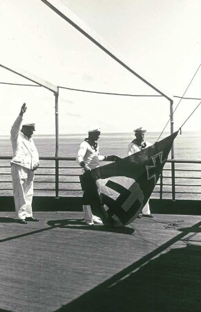 Bordleben. Hissen der Flagge auf dem Oberdeck des Passagierschiffes Monte Olivia