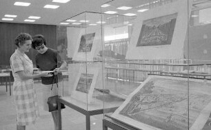 Ausstellung von Originalstichen historischer Gartenanlagen bei der Badischen Landesbibliothek.