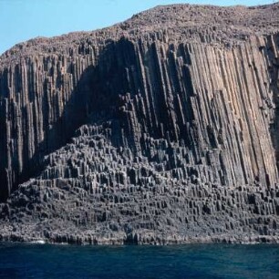 Milos. Basaltklippen der Glaronísia vor Milos