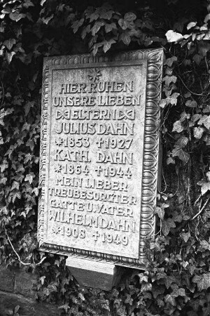 Grabmäler auf dem Karlsruher Hauptfriedhof.