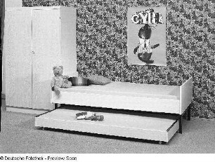 Bett (ausziehbar) : Kinderzimmermöbel (1972; Zentrales Entwicklungsbüro Schkeuditz). Ansicht mit Wäscheschrank und ausziehbarem Bett