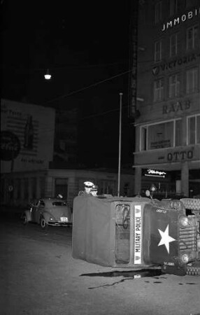 Verkehrsunfall auf der Kaiserstraße zwischen einem PKW und einem Streifenwagen der US-Militärpolizei.