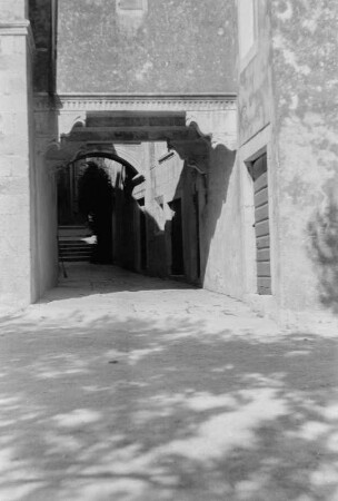 Gasse : Tor in einer kleinen Gasse in der historischen Altstadt von Kor?ula.