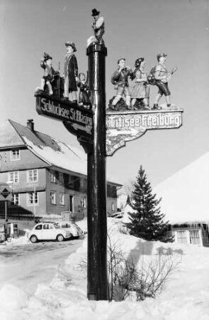 Altglashütten: Geschnitzter Wegweiser im Ort