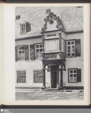 Zierlicher Renaissancetorbau der Grafen Ingelheims