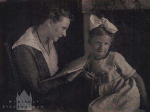 Mutter, ihrer Tochter vorlesend