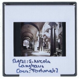 Bari, S. Nicola : Nördliches Seitenschiff nach Osten