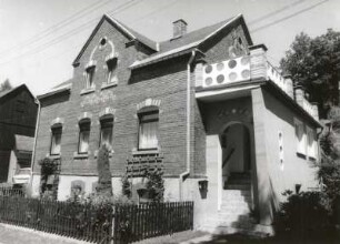 Hermsgrün-Wohlbach, Obere Dorfstraße 24. Wohnhaus (wohl 1886/1900)