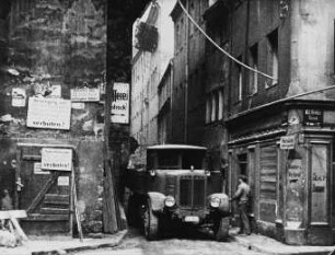Szene aus dem Dokumentarfilm "Abriß alter Häuser im Dresdner Stadtzentrum": Blick von der Kleinen in die Große Frohngasse