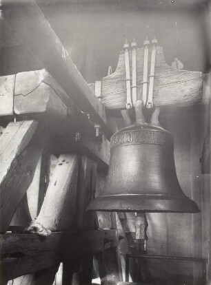 Glocke, Alte Kirche Coswig : Kleine Glocke (Bronze; 1497/um 1500) mit Inschrift "exaudivit me dominus dum clamarem" ("Der Herr erhörte mich, als ich rief"). Coswig, Pfarrkirche (Alte Kirche; 1497, 1611, 1735), 1906 an die Kirchgemeinde Cunnersdorf bei Kamenz verkauft