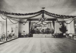 Graupa (Pirna-Graupa), Dorfplatz (Tschaikowskiplatz) 1. Gasthof zum Erbgericht. Ballsaal mit Bühne