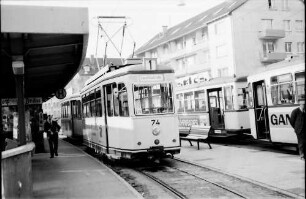 Freiburg i. Br.: Straßenbahn vor der Haltestelle Siegesdenkmal