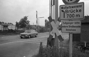Bahnübergang Wolfartsweierer Straße. Sperrung wegen Gleisarbeiten und Erneuerung des Straßenbelags