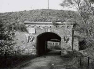 Pillau (Baltijsk). Tor (1872) der Seefestung. Feldseite