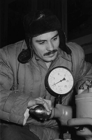 Vorbereitungen zur Frühjahrsmesse 1956, rumänischer Arbeiter bei der Montage eines Kühlkompressors