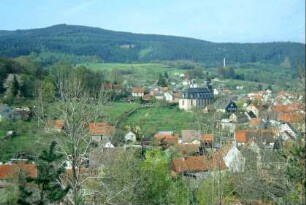 Ortsansicht mit Landschaft und Kirche