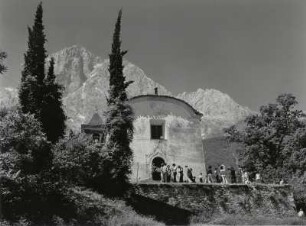 Kirche bei Isola mit dem Gran Sasso im Hintergrund