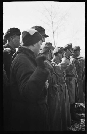 Beerdigung eines jungen Mannes in Anwesenheit von Mitgliedern des Roten Frontkämpferbundes nach dessen Verbot 1929