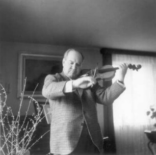 David Oistrach (1908-1974; Geiger) beim Prüfen einer Lindörfer-Geige in der Wohnung des Geigenbauers Michael Lindörfer. Weimar, 01.02.1969