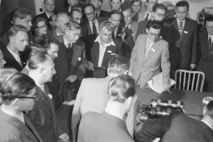 Dresden-Räcknitz, Zellescher Weg 12/14 (Willers-Bau der TH Dresden). Serie "Jahrestagung Deutsche Mathematiker-Vereinigung Dresden 1957". Gruppe von Wissenschaftlern bei Vorführung einer Gerätebaugruppe