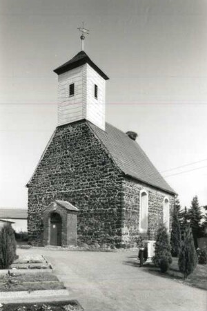 Torgau-Pflückuff. Dorfkirche Staupitz (1201/1300 begonnen, 1683 Dachreiter). Ansicht von Südwesten