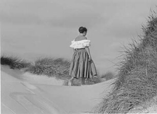 Dänemark. Hex in den Dünen von Blavanshuk. Aufgenommen 1955