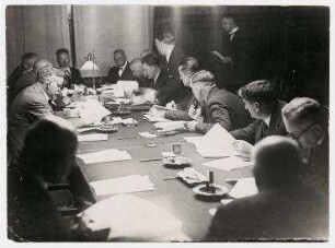 Die erste Sitzung des neuen Ältestenrates fand im Anschluss an die Präsidentenwahl im Reichstag statt, Berlin. von links: Wilhelm Dittmann, Paul Löbe, Geheimrat Galle, Wilhelm Frick, Hermann Göhring, Franz Stöhr