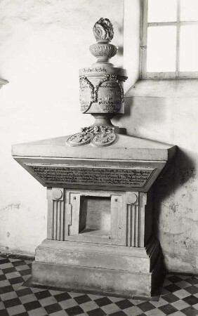 Grabdenkmal für G. L. v. Phul (gest. 1787) und Ch. F. W. v. Phul (gest. 1803)