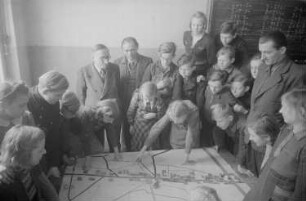 Reportage über Schulklassen : Schüler mit Lehrern an einem Modellplan